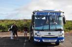 Entrano no ônibus para tour na Ilha de Santa Cruz, em Galápagos